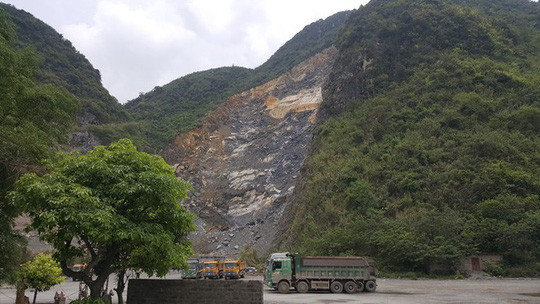 "Mỏ đá ông Ngời" gần đây rất nhiều người dân hiếu kỳ từ các vùng đến xem. "Mỏ đá ông Ngời" gần đây rất nhiều người dân hiếu kỳ từ các vùng đến xem.