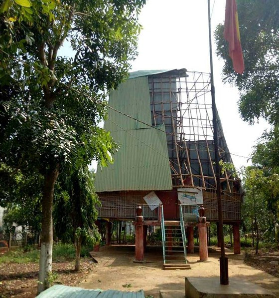 Nhà rông bị thổi bay mái Nhà rông bị thổi bay mái