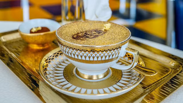 Cappuccino phủ bọt sữa trộn bột vàng được phục vụ tại Gold On 27.