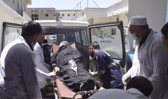 Nạn nhân bị thương trong vụ đánh bom được đưa đi cấp cứu. Ảnh: TTXVN