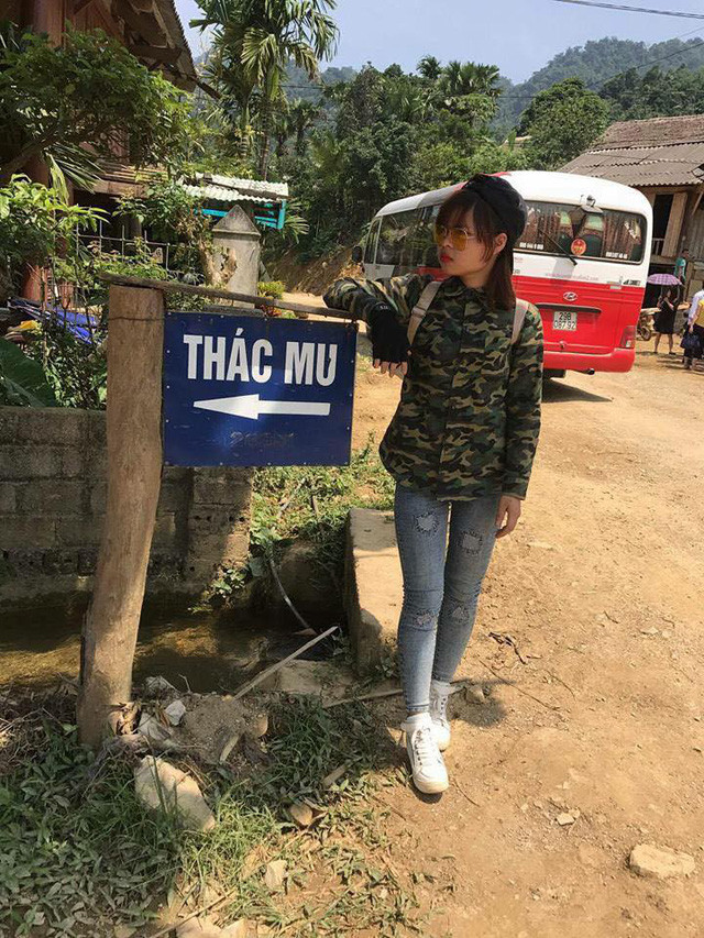 Từ trung tâm thành phố Hà Nội bạn chạy xe theo đường Nguyễn Trãi hướng về Hà Đông tới ngã ba Ba La (hướng đi tới chùa Hương), đi theo hướng Tế Tiêu – Vân Đình – đường Hồ Chí Minh – rừng Cúc Phương – Vụ Bản (Hòa Bình) – xóm Mu. Từ Vụ Bản tới thác Mu chỉ dài chừng 20km nhưng đường xấu và khá khó đi nên cần phải chuẩn bị phương tiện thật tốt. Từ trung tâm xóm Mu di chuyển thêm 10km nữa là vào trạm thu vé vào Thác Mu với giá 5 nghìn đồng/ lượt. Ảnh: Facebook: Ngọc Lưu