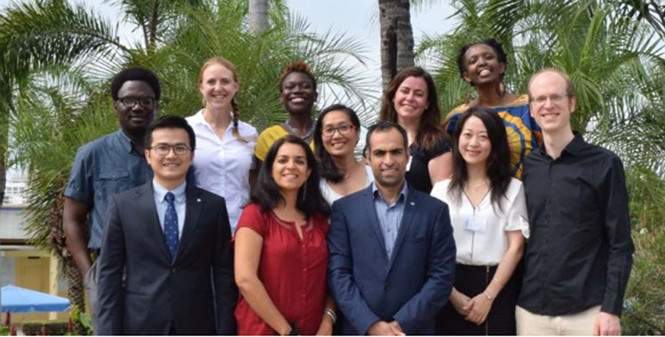 PGS-TS Trần Xuân Bách (hàng thứ nhất ngoài cùng, bên trái) và các thành viên trong Ban lãnh đạo GYA