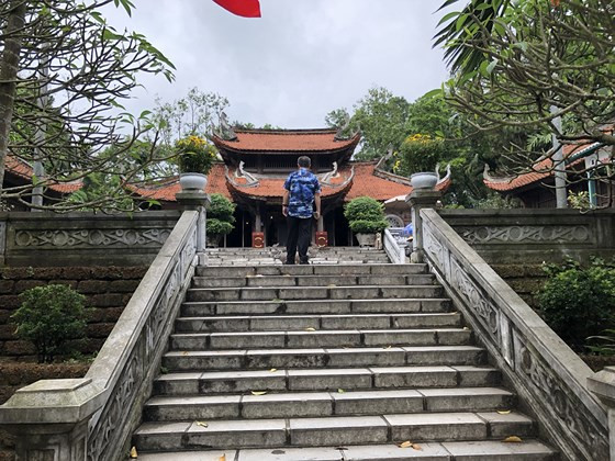 Đền thờ Tổ mẫu Âu Cơ trên núi Vặn. Là một ngôi đền mới, được bắt đầu xây dựng vào năm 2001 và khánh thành tháng 12 năm 2004, được xây dựng trên núi Ốc Sơn (núi Vặn).