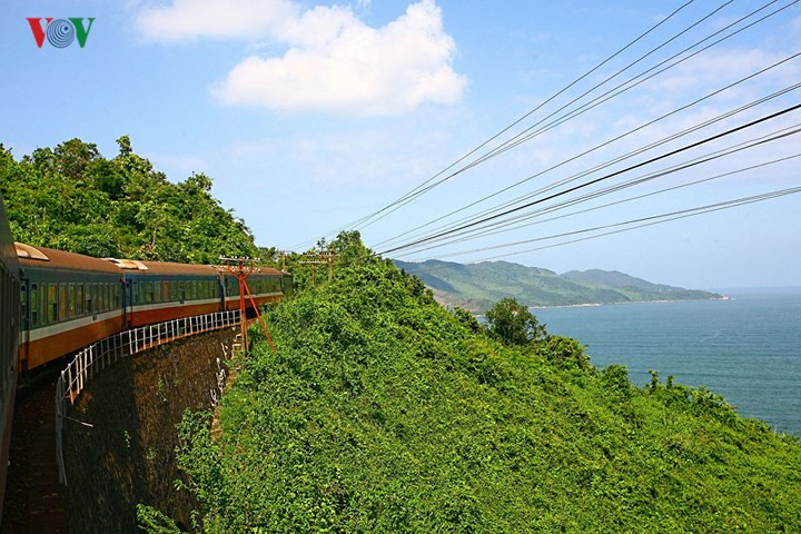  Cung Hải Vân đi trên triền núi, qua 18 cầu và 6 hầm chui, trong đó hầm ngắn nhất là 85m, hầm dài nhất là 600m. Cung Hải Vân có độ dốc lớn, nhiều khúc quanh co với bán kính nhỏ. Trước kia, khi các đoàn tàu vượt Hải Vân, ngành đường sắt dùng đầu máy hơi nước hay các đầu máy diesel thế hệ cũ đều phải tăng cường thêm một đầu máy đẩy. Tàu qua Hải Vân đi với một tốc độ rất chậm…