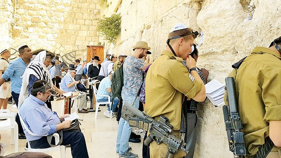 Bức tường Than Khóc được xây dựng vào khoảng năm 19 TCN, là một địa điểm thiêng liêng nhất của Do Thái giáo, nơi chứng kiến bề dày lịch sử đầy biến động và khổ đau của người Do Thái. Ở đây, có một phong tục thiêng liêng là viết một lời cầu nguyện trên một mảnh giấy và đặt vào một khe trong bức tường