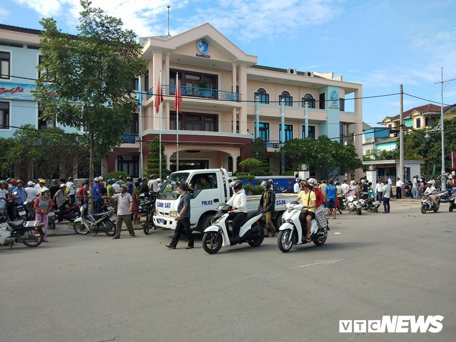 Trước cổng trụ sở Công ty Cổ phần Cấp nước Thừa Thiên - Huế (103 Bùi Thị Xuân, TP Huế, tỉnh Thừa Thiên - Huế). Trước cổng trụ sở Công ty Cổ phần Cấp nước Thừa Thiên - Huế (103 Bùi Thị Xuân, TP Huế, tỉnh Thừa Thiên - Huế).