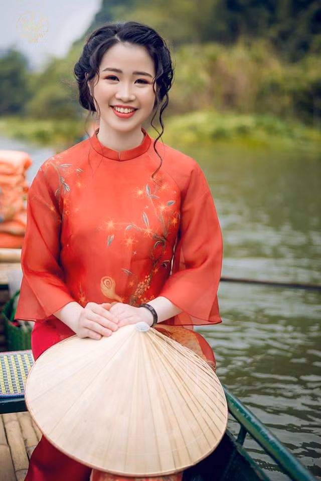 Không chỉ xinh đẹp, Thùy Dương còn có nhiều thành tích trong học tập và hoạt động ngoại khóa như: Nhận học bổng cho thành tích học tập và hoạt động ngoại khóa tốt trong suốt 3 năm đại học; Được nhận làm trợ giảng tại khoa Truyền thông Quốc tế và Văn hóa Đối ngoại; Giải Nhất (Đồng đội) cuộc thi Blog Marathon do Đại sứ quán Mỹ tổ chức...