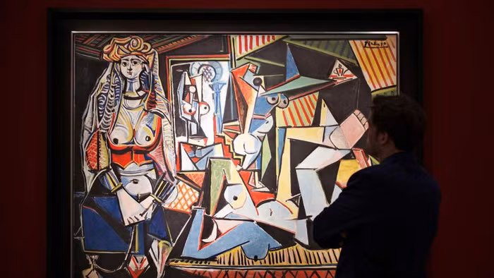 Một người đang ngắm bức Women of Algiers của Picasso - Ảnh: Reuters