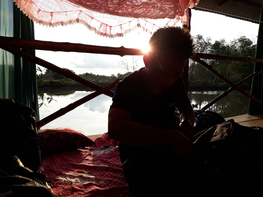 So với đón bình minh ở những bãi biển thì trải nghiệm ở mũi Cà Mau thú vị hơn rất nhiều.