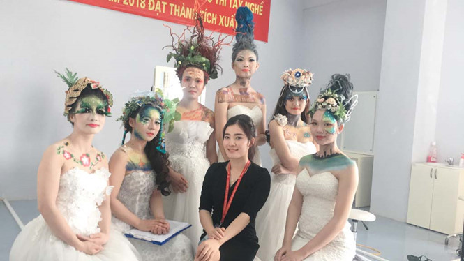 Nhữ Thị Trang (áo đen, giữa) và các tác phẩm của thí sinh tại Kỳ thi tay nghề quốc gia năm 2018 Nhữ Thị Trang (áo đen, giữa) và các tác phẩm của thí sinh tại Kỳ thi tay nghề quốc gia năm 2018