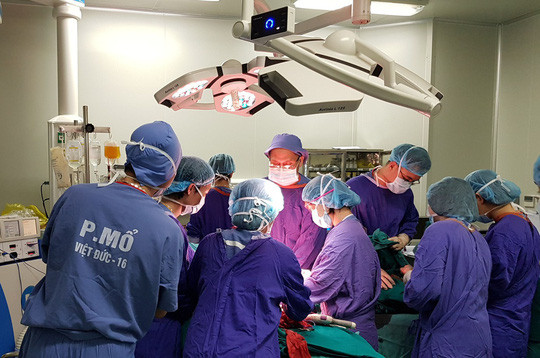  Hàng chục nhân viên y tế được huy động cho ca mổ đặc biệt này