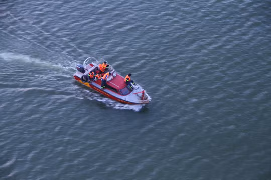  Lực lượng cứu hộ dùng ca nô tìm kiếm thi thể nạn nhân