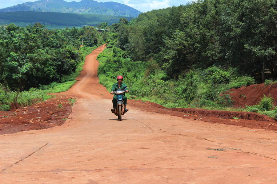 Đường 6C đã xuống cấp nhiều năm nay, khiến cho việc đi lại của người dân gặp nhiều khó khăn, nhất là vào màu mưa. Ảnh: Q.T
