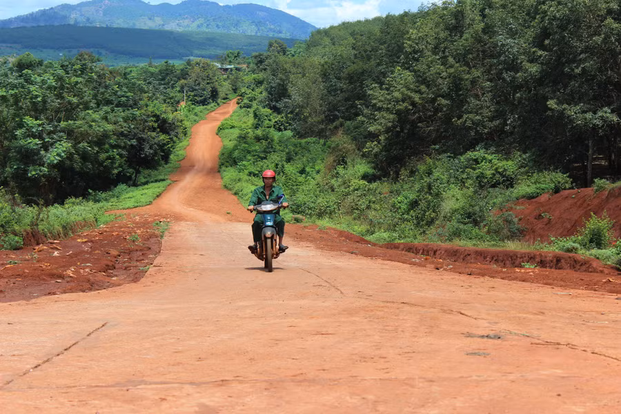 Đường 6C đã xuống cấp nhiều năm nay, khiến cho việc đi lại của người dân gặp nhiều khó khăn, nhất là vào màu mưa. Ảnh: Q.T