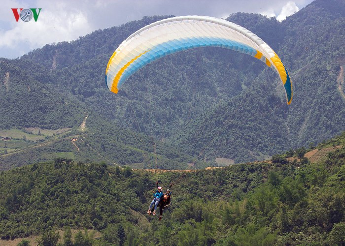  Trong khi đó, đèo Khau Phạ được mệnh danh là một trong “tứ đại đỉnh đèo” bởi độ cao chênh vênh và sự hiểm trở của nó. Khau Phạ có nghĩa là “sừng trời”, bởi đỉnh đèo quanh năm được mây mù bao phủ, đỉnh đèo cứ thế mà nhấp nhô trên biển mây bồng bềnh như sóng.