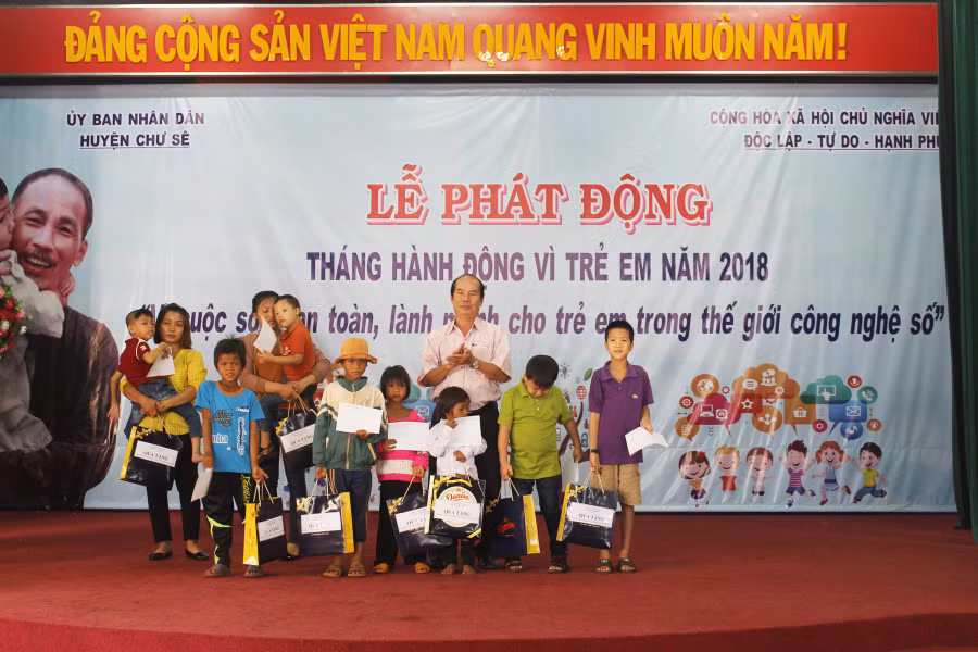 Trao quà cho trẻ em có hoàn cảnh khó khăn. Ảnh: N.T