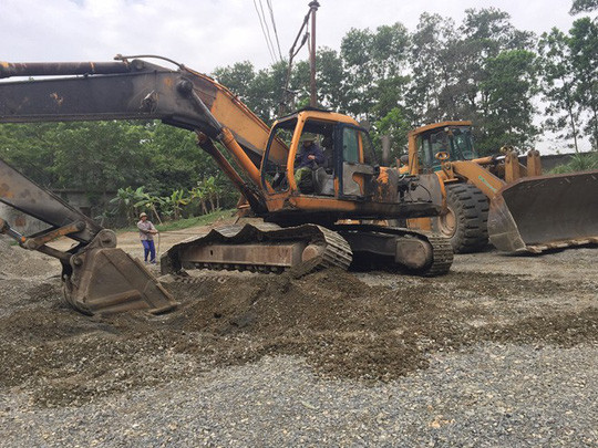 Ông Ngợi đã huy động máy xúc hàng chục giờ để đào bới nhưng không thấy gì. Ông Ngợi đã huy động máy xúc hàng chục giờ để đào bới nhưng không thấy gì.