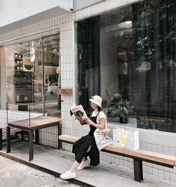 Khác với nhiều phụ nữ thường thích mang giày cao gót thì giày bệt lại là item “ruột” trong tủ đồ của Heo Mi Nhon (Loan Hoàng). Giày thể thao được mẹ Cam kết hợp với áo thun trắng basic cùng váy hai dây. Đây là xu hướng thời trang đậm chất Hàn Quốc đang lên ngôi trong mùa hè này. Khác với nhiều phụ nữ thường thích mang giày cao gót thì giày bệt lại là item “ruột” trong tủ đồ của Heo Mi Nhon (Loan Hoàng). Giày thể thao được mẹ Cam kết hợp với áo thun trắng basic cùng váy hai dây. Đây là xu hướng thời trang đậm chất Hàn Quốc đang lên ngôi trong mùa hè này.