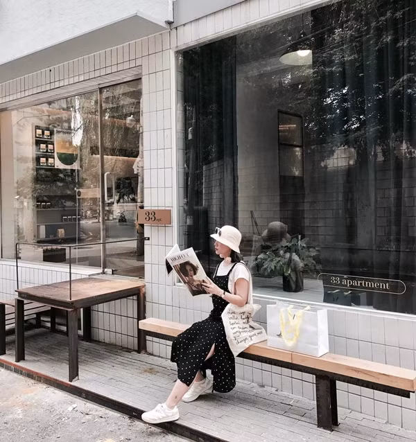 Khác với nhiều phụ nữ thường thích mang giày cao gót thì giày bệt lại là item “ruột” trong tủ đồ của Heo Mi Nhon (Loan Hoàng). Giày thể thao được mẹ Cam kết hợp với áo thun trắng basic cùng váy hai dây. Đây là xu hướng thời trang đậm chất Hàn Quốc đang lên ngôi trong mùa hè này.