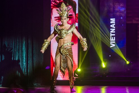 Trần Minh Trung xuất sắc vào top 5 Mister International 2018.