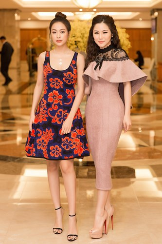  Hoàng Thuỳ Linh diện váy hoa xoè bồng bềnh kết hợp cùng giày cao gót màu đen giản dị.