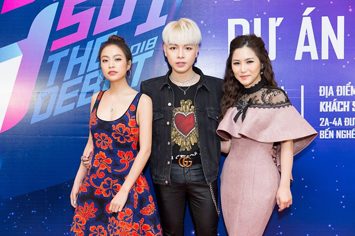 Đức Phúc bảnh bao diện cả cây đồ hiệu đến sự kiện.