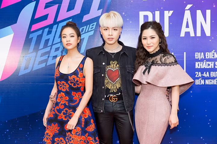 Đức Phúc bảnh bao diện cả cây đồ hiệu đến sự kiện.