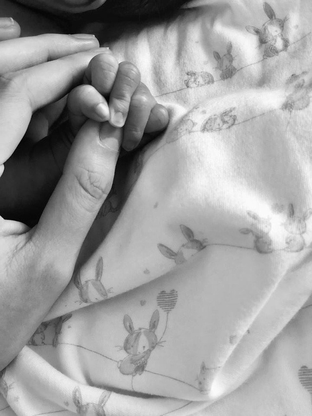 Theo đại diện truyền thông của Ngọc Duyên, cô hạ sinh con gái đầu lòng tại một bệnh viện quốc tế vào ngày 29/4 vừa qua theo phương pháp sinh mổ. Bé nặng 2,5 kg. Hiện tại, Ngọc Duyên cũng giữ riêng hình ảnh của con gái, chỉ khoe với mọi người khoảnh khắc ý nghĩa nắm đôi bàn tay bé xíu của con. Theo đại diện truyền thông của Ngọc Duyên, cô hạ sinh con gái đầu lòng tại một bệnh viện quốc tế vào ngày 29/4 vừa qua theo phương pháp sinh mổ. Bé nặng 2,5 kg. Hiện tại, Ngọc Duyên cũng giữ riêng hình ảnh của con gái, chỉ khoe với mọi người khoảnh khắc ý nghĩa nắm đôi bàn tay bé xíu của con.