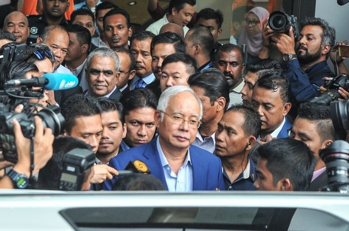 Ông Najib Razak được hộ tống đến trình diện và chịu thẩm vấn tại Ủy ban Chống tham nhũng ở Putrajaya (Malaysia) sáng 22-5.  Ông Najib Razak được hộ tống đến trình diện và chịu thẩm vấn tại Ủy ban Chống tham nhũng ở Putrajaya (Malaysia) sáng 22-5.