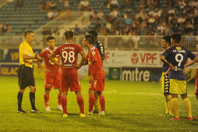 Trận đấu bị ngắt quãng nhiều lần bởi những pha phạm lỗi của cầu thủ hai đội 