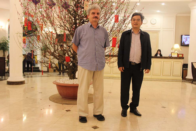  GS Phạm Hoàng Hiệp chụp ảnh cùng GS Slawomir Kolodziej (Đại học Jagiellonian, Ba Lan) đến làm việc ở VN