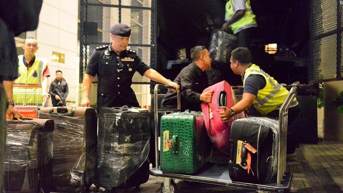 Cảnh sát Malaysia đã thu giữ hàng trăm túi xách hàng hiệu và 72 vali chứa tiền mặt trong nhà cựu Thủ tướng Najib Razak.  Cảnh sát Malaysia đã thu giữ hàng trăm túi xách hàng hiệu và 72 vali chứa tiền mặt trong nhà cựu Thủ tướng Najib Razak.