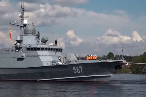 Chiến hạm “Uragan” đang được đưa vào vị trí thử nghiệm.