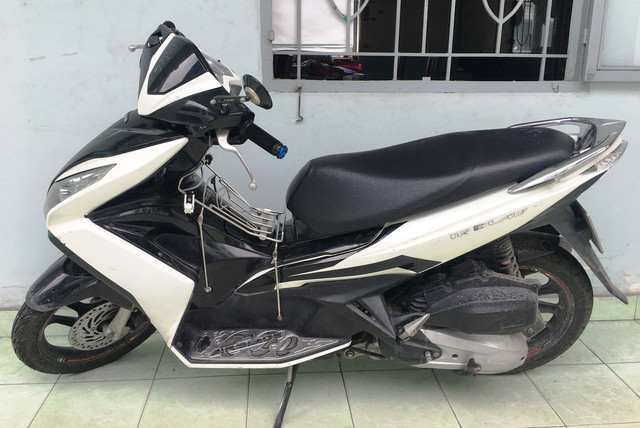 Chiếc xe máy của nhân bị Long và đồng bọn đánh cướp.  Chiếc xe máy của nhân bị Long và đồng bọn đánh cướp.