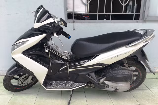  Chiếc xe máy của nhân bị Long và đồng bọn đánh cướp.