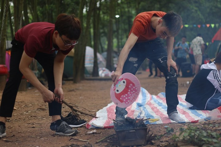  Sau khi dạo vài vòng quanh khu sinh thái, du khách có thể thổi lửa chế biến đồ ăn ngay tại khu lều trại.