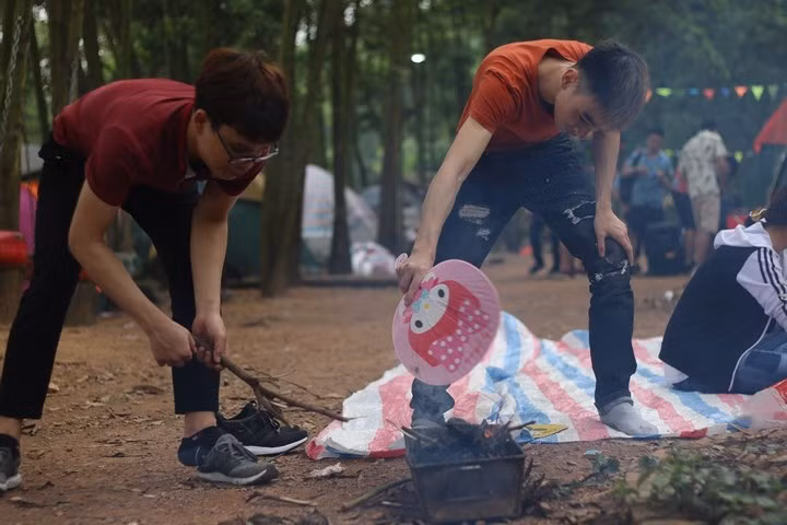  Sau khi dạo vài vòng quanh khu sinh thái, du khách có thể thổi lửa chế biến đồ ăn ngay tại khu lều trại.