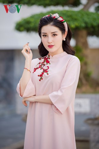 Chiếc mấn hoa dường như làm cho Huyền My trở nên duyên dáng hơn. Chiếc mấn hoa dường như làm cho Huyền My trở nên duyên dáng hơn.