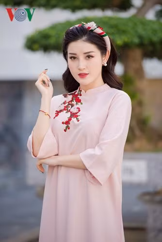 Chiếc mấn hoa dường như làm cho Huyền My trở nên duyên dáng hơn. 