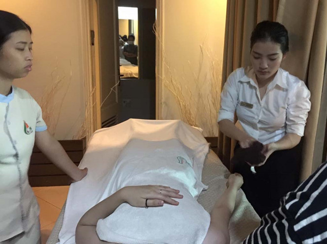 Bà chủ Trang đang hướng dẫn nhân viên chăm sóc da cho khách Bà chủ Trang đang hướng dẫn nhân viên chăm sóc da cho khách