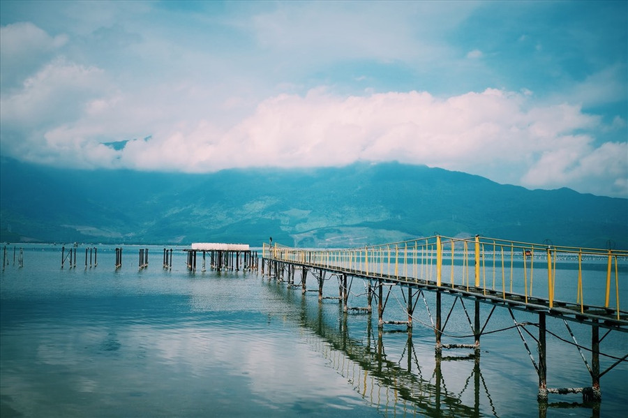 Du khách khi bước lên cầu nên cẩn thận vì có một số chỗ bị mục.