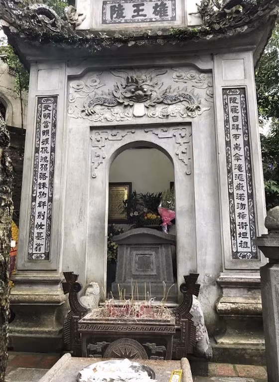  Lăng mộ cổ trên đền Thượng, tương truyền là mộ của Vua Hùng thứ sáu. Xưa đây là một mộ đất, niên hiệu Tự Đức năm thứ 27 (1870) đã cho xây mộ dựng lăng. Thời Khải Định tháng 7 (năm 1922) trùng tu lại.