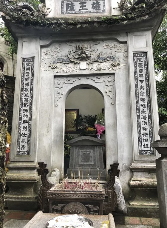  Lăng mộ cổ trên đền Thượng, tương truyền là mộ của Vua Hùng thứ sáu. Xưa đây là một mộ đất, niên hiệu Tự Đức năm thứ 27 (1870) đã cho xây mộ dựng lăng. Thời Khải Định tháng 7 (năm 1922) trùng tu lại.