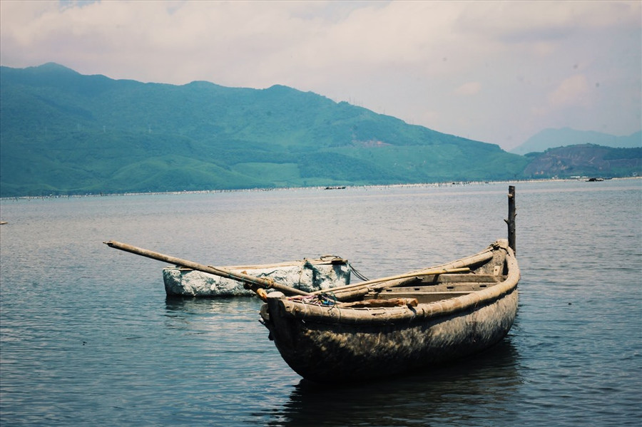 Những chiếc thuyền, bè nằm lặng yên ven bờ tạo nên vẻ đẹp trầm mặc cho đầm Lập An.