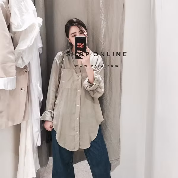  Để đối phó với những ngày hè oi nóng, Heo Mi Nhon chọn ngay áo sơ mi oversize phối cùng quần jean ống suông. Trang phục không cầu kỳ, có mức giá bình dân nhưng giúp cô chống nắng tốt mà vẫn tạo nên phong cách cá tính, phủi bụi. 