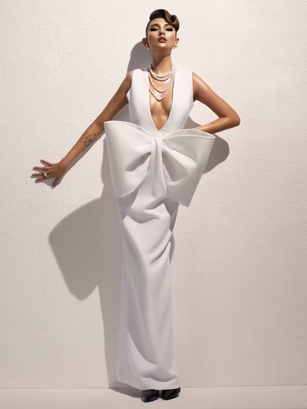 Đỗ Mạnh Cường chia sẻ: 'Hoàng Yến từ 10 năm trước đã là một chân dài có tiếng trong làng mẫu với những bước đi đầy cuốn hút, thần thái, biểu hiện chuyên nghiệp. Nhưng với cái nhìn của riêng tôi, đây mới là thời điểm cô ấy đạt được độ chín trong sự nghiệp. Hoàng Yến đang ở thời kỳ đẹp đẽ, rực rỡ và cuốn hút nhất trong cuộc đời một người phụ nữ'. Đỗ Mạnh Cường chia sẻ: 'Hoàng Yến từ 10 năm trước đã là một chân dài có tiếng trong làng mẫu với những bước đi đầy cuốn hút, thần thái, biểu hiện chuyên nghiệp. Nhưng với cái nhìn của riêng tôi, đây mới là thời điểm cô ấy đạt được độ chín trong sự nghiệp. Hoàng Yến đang ở thời kỳ đẹp đẽ, rực rỡ và cuốn hút nhất trong cuộc đời một người phụ nữ'.