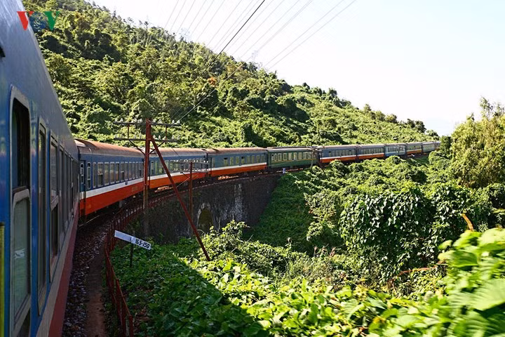  Góc cua rất gấp, có thể nhìn thấy cả đoàn tàu.