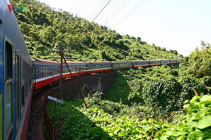  Góc cua rất gấp, có thể nhìn thấy cả đoàn tàu.