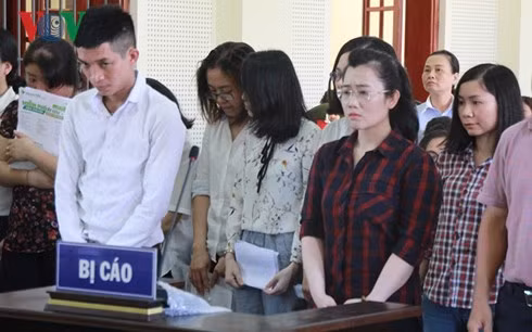 Nguyễn Thị Lam cùng các bị cáo liên quan tại tòa vào ngày 16-5.