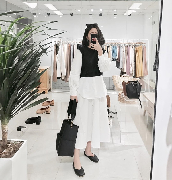 Chân váy midi phối cùng sơ mi pha và giày bệt, tạo thêm điểm nhấn với các phụ kiện ton-sur-ton như kính mắt, túi xách là phái đẹp có thể tự tin ra đường. Chân váy midi phối cùng sơ mi pha và giày bệt, tạo thêm điểm nhấn với các phụ kiện ton-sur-ton như kính mắt, túi xách là phái đẹp có thể tự tin ra đường.